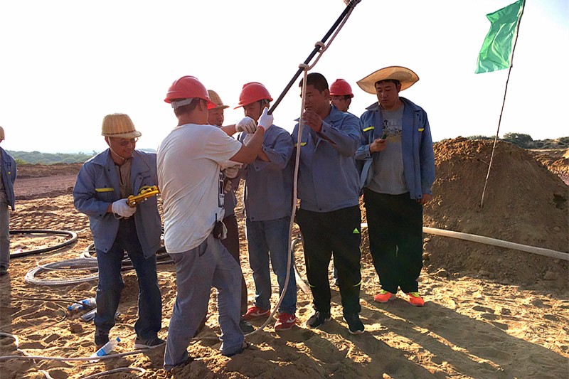 1471332611936173SLFn.jpg 厂区主干道敷设电缆.jpg