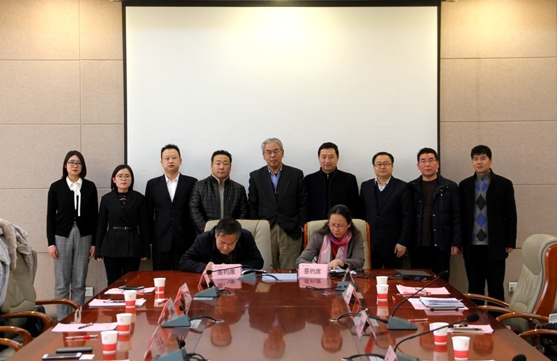 1518061349129750UEuL.jpg 现场签订框架合作协议.jpg