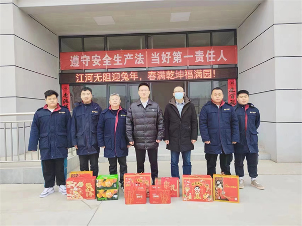 玉兔呈祥 除夕送暖  威廉希尓指数500集团副总经理刘强慰问水环境宝鸡公司干部职工.jpg
