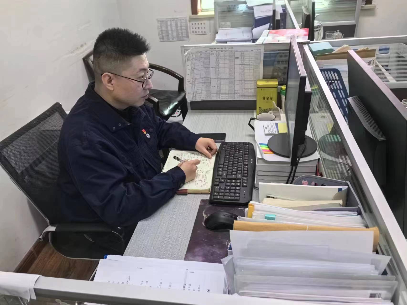 1708564135482569iHFG.jpg 监测公司先进个人—市场部职员王琦.jpg