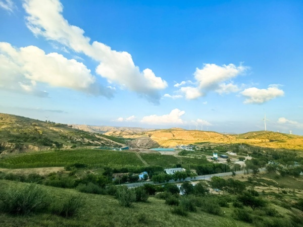 1757641095243654qzwO.jpg 填埋场经过绿化后,植被长势喜人,绿色的场站与清澈的蓝天相呼应。_副本.jpg